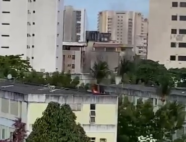 Incêndio assusta moradores de um condomínio no bairro Dionísio Torres