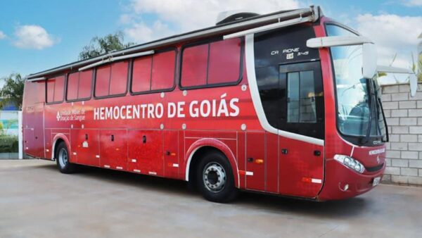 Hemocentro disponibiliza ônibus para doação de sangue durante a Expo Peças 2024