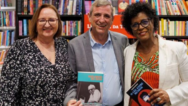 Lançamento de “Diálogos do Ócio” reúne escritores, jornalistas e admiradores do poeta Manoel de Barros no Rio