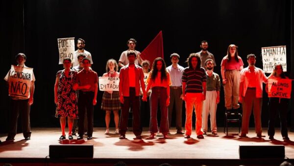 Sucesso de público, “A Lira dos 20 Anos – O Musical” chega ao Teatro Ipanema Rubens Corrêa