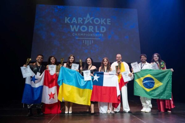 Dupla brasileira conquista terceira colocação no Campeonato Mundial de Karaokê disputado na Finlândia