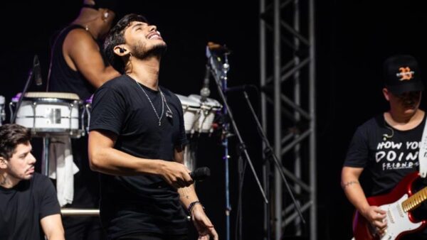 Lucas Rocha Encanta Fãs em Show Memorável em São Sebastião/SP