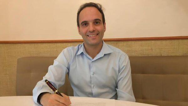 Edu Silvera assina contrato com a gravadora Holy Song Music e prepara nova canção autoral