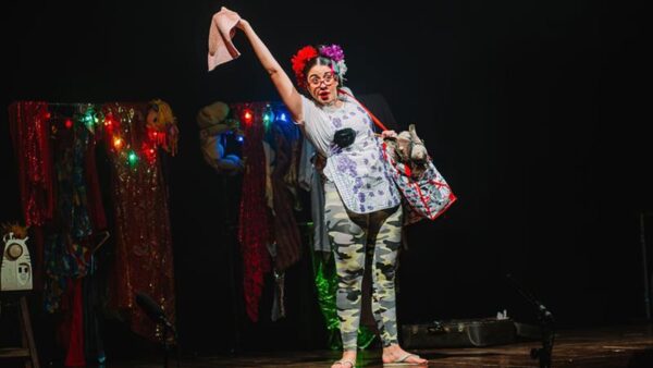 Um olhar além da folia: “Cada Ponto Um Carnaval” faz curtíssima temporada no Teatro Candido Mendes, em Ipanema