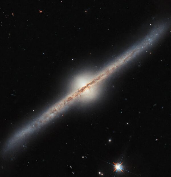 Telescópio Hubble compartilha registro raro de galáxia espiral