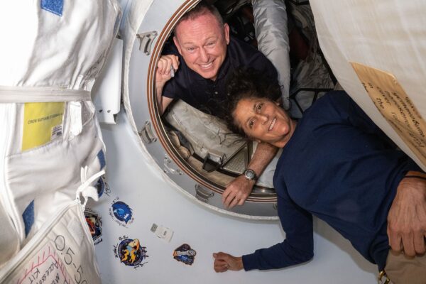 Nasa retarda volta de astronautas Wilmore e Williams à Terra