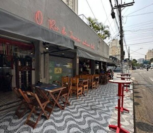 Bar Jobim recria a Calçada de Ipanema e recebe Helô Pinheiro em fim de tarde de inauguração