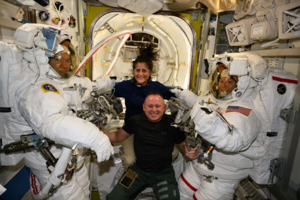 Astronautas da Boeing “presos no espaço“ realizam caminhada espacial