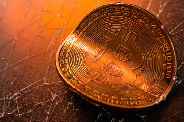 Guerra comercial nos EUA derruba Bitcoin e criptomoedas